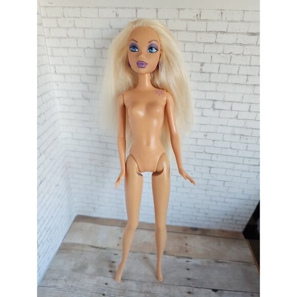 Mattel 2005 My Scene Kennedy Doll Birthday Club Shoulder Tattoo Barbie Fashion - Picture 2 of 3